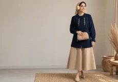 ست کردن تنپوش زنانه سرمه‌ای با دامن کرم